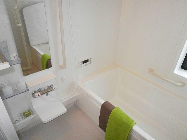 Bathroom. Bright, easy-to-use 1 pyeong type