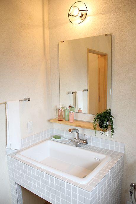 Wash basin, toilet. Washbasin of white tiled