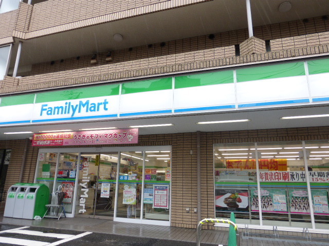 Convenience store. 300m to Family Mart (convenience store)