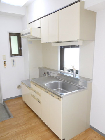 Kitchen. Gas stove is installed Allowed! 