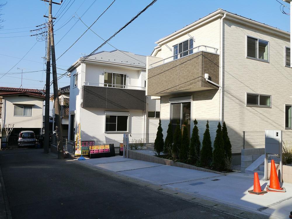 Local photos, including front road. Was building completed. Anytime you can preview.