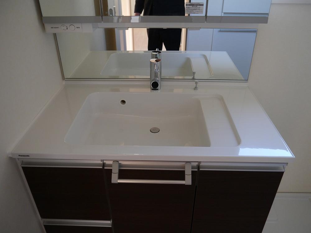 Wash basin, toilet. Dresser with three-sided mirror of wide 900