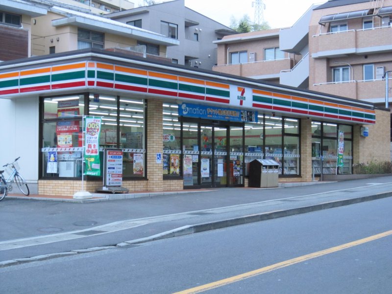 Convenience store. 500m to Seven-Eleven (convenience store)