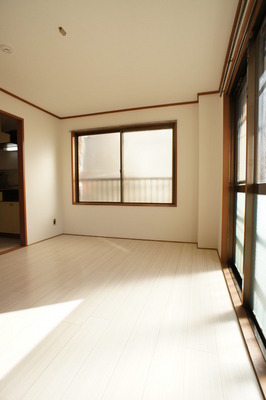 Living and room. Is a good room bright and airy corner room two-sided lighting! 