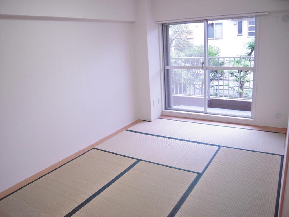 Non-living room. Japanese-style room 7.5 Pledge It is bright