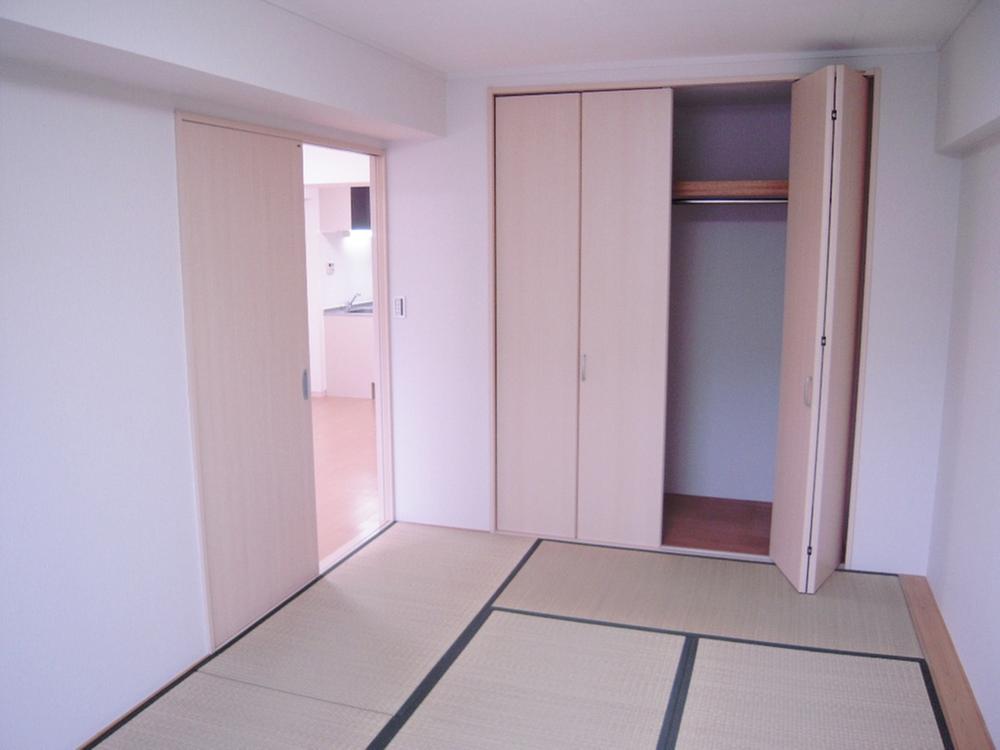 Non-living room. It is a Japanese-style room of the closet