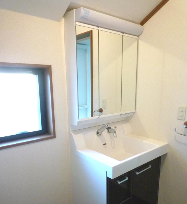 Wash basin, toilet.  ◆ Indoor photo