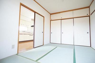 Living and room. Japanese-style room will relax ・  ・  ・