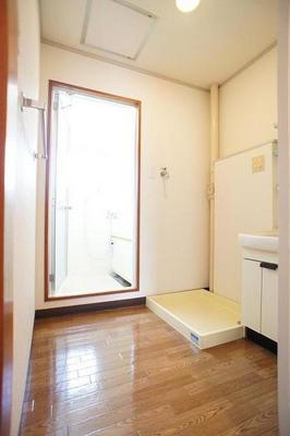 Washroom. Convenient to change clothes in the dressing room widely! Independent washbasin!