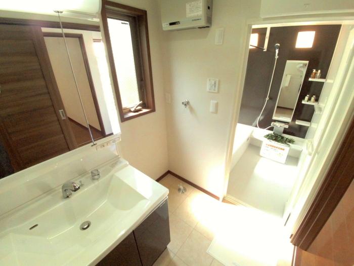 Wash basin, toilet. Shampoo dresser (27 Building)