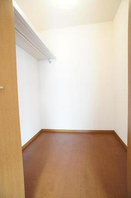 Receipt. Walk-in closet! There is also a further accommodated in each room!