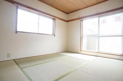 Living and room. Bright Japanese-style room in the two-sided lighting