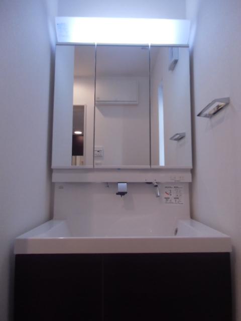 Wash basin, toilet. Wash basin equipped with a three-sided mirror!