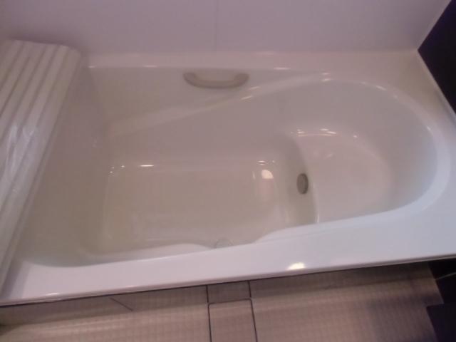 Bathroom. Tub sitz bath type! Please heal slowly tired!