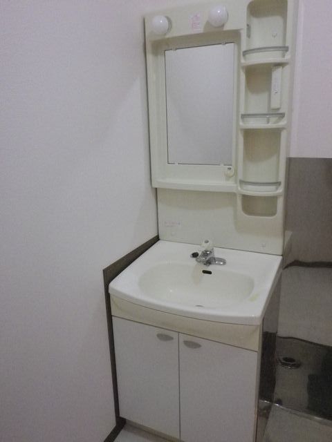 Washroom. Useful if there is a separate wash basin! !