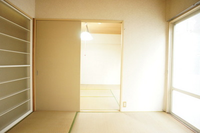 Living and room. Of moist and calm atmosphere Japanese-style room. You can also use the To spacious storage. 