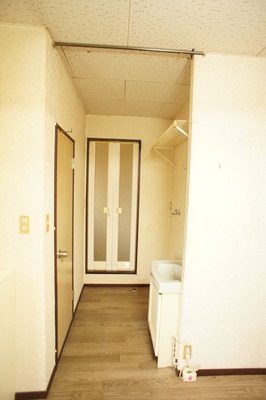 Living and room. bath, It is a photograph of the surrounding toilet