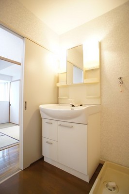 Washroom. Convenient independent with wash basin in the morning of preparation