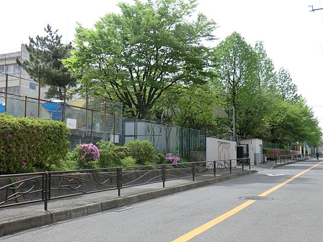 Primary school. 400m school distance is also close to the Kawasaki Municipal Minamiikuta Elementary School, It is safe for families with children of elementary school students come.