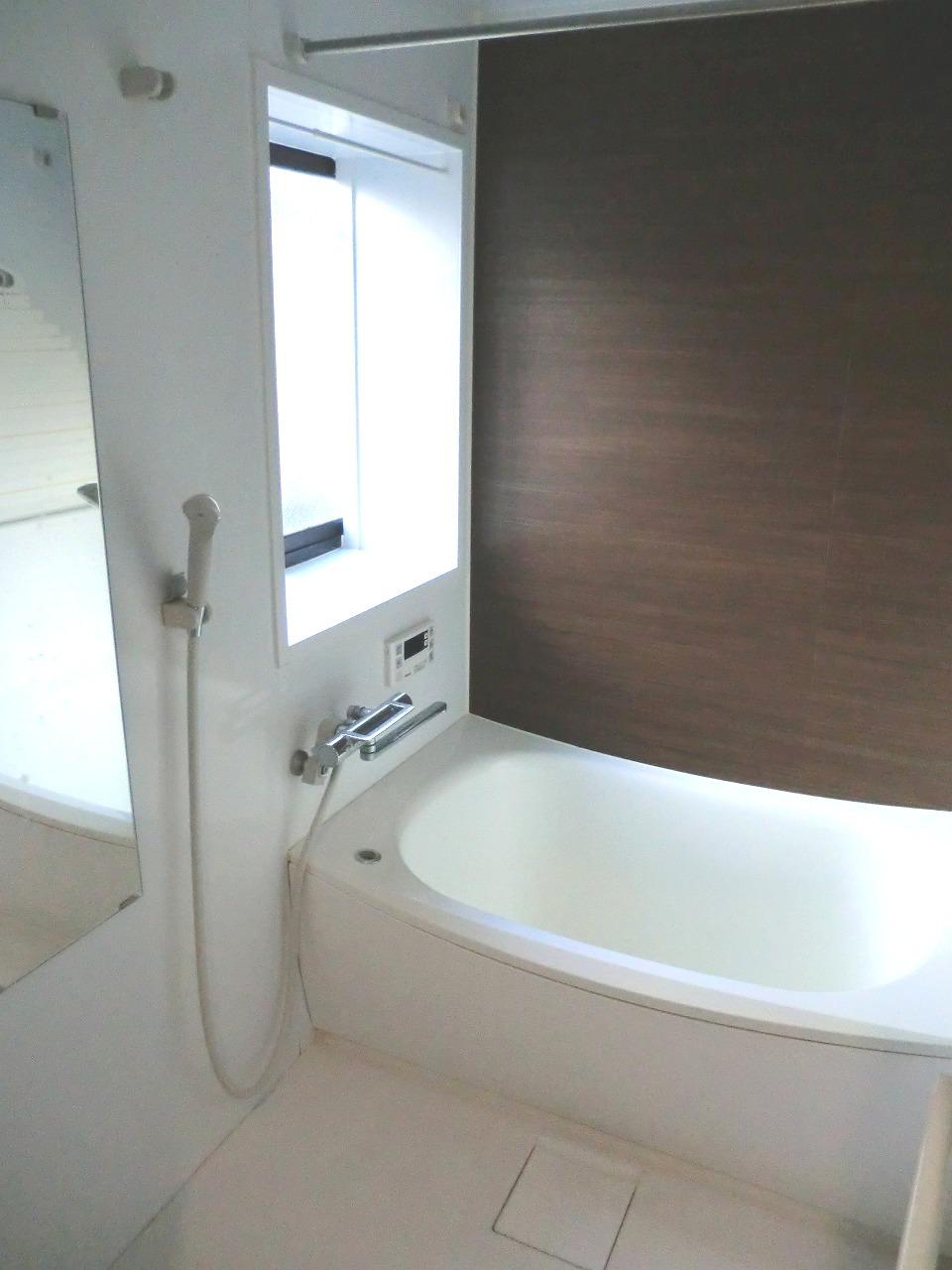 Bathroom. Kitchen bathroom in September 2013, Toilet seat, It has a new mounting the wash basin. 