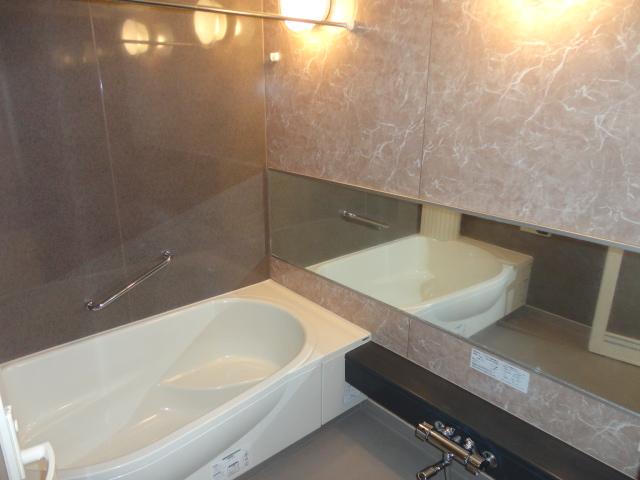 Bathroom. Unit bus feeling of luxury! Mirror is large, Ease of use is also good.