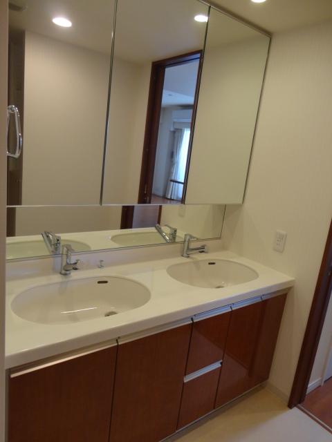 Wash basin, toilet. Because vanity is that there is two places faucet opening, You timing of the congestion in the morning can also be convenient use.