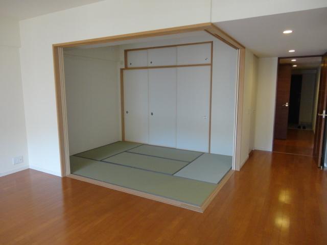 Non-living room. Because there is also Japanese-style room, Also available when's customers and parents are looking for lodging.