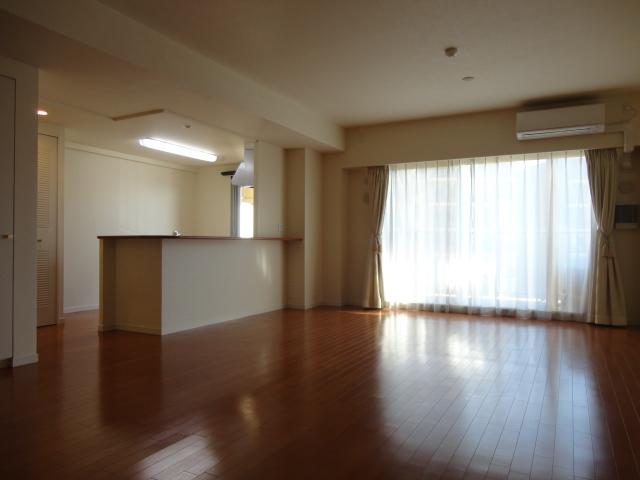 Living. Spacious face-to-face kitchen type LDK!