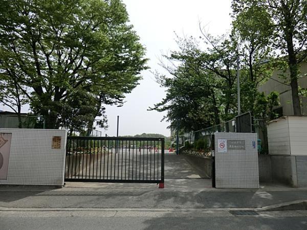 Primary school. Minamiikuta until elementary school 550m