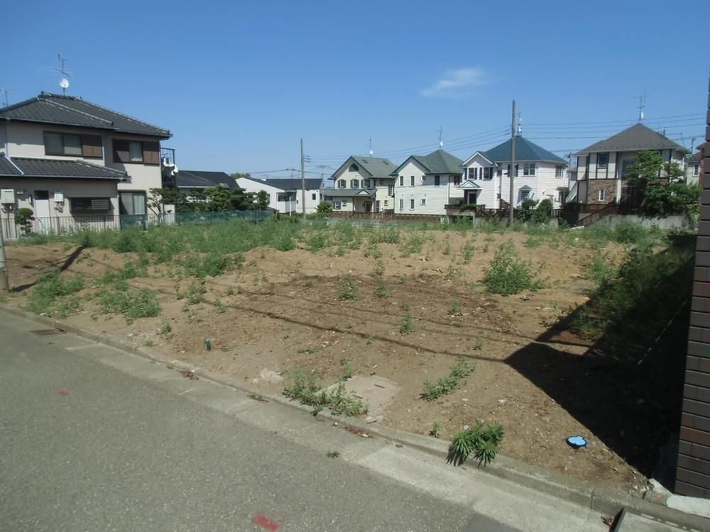 Local photos, including front road. Front road is about 6m, It will be a very quiet residential area not refer to all means once local!