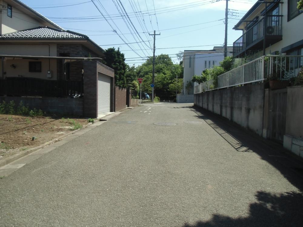 Local photos, including front road. Spacious bright front road! Smoothly in and out of your car!