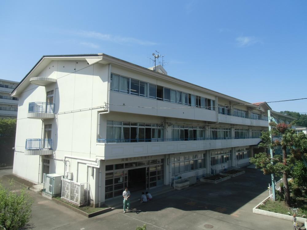 Primary school. Elementary school is there to walk about 4 minutes from the 300m property to Nishisuga elementary school.