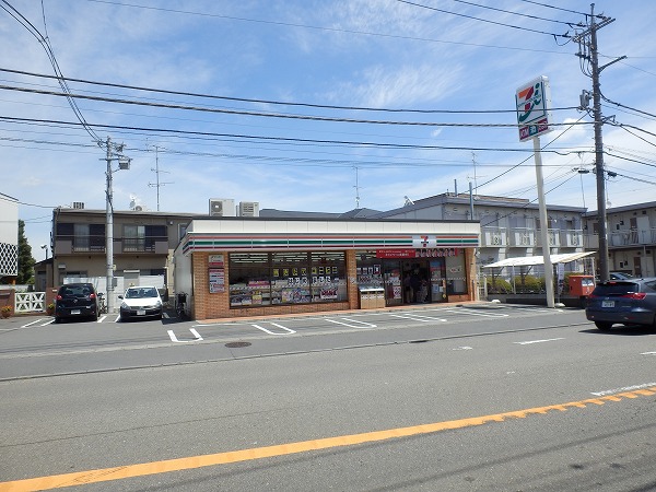 Convenience store. 300m to Seven-Eleven (convenience store)