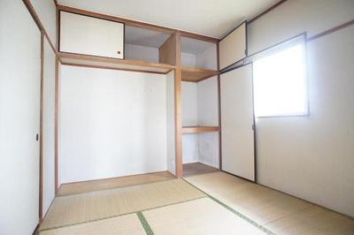 Living and room. The center of the Japanese-style room, There is also a storage