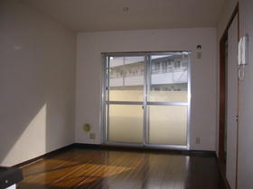 Living and room. Shukugawara real estate rental apartment security surface relief of the room