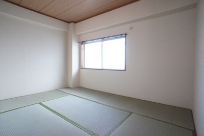 Living and room. Japanese-style room is a 6-tatami rooms! 