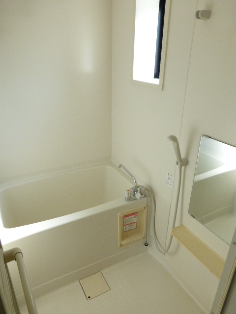 Bath. Windowed bathroom