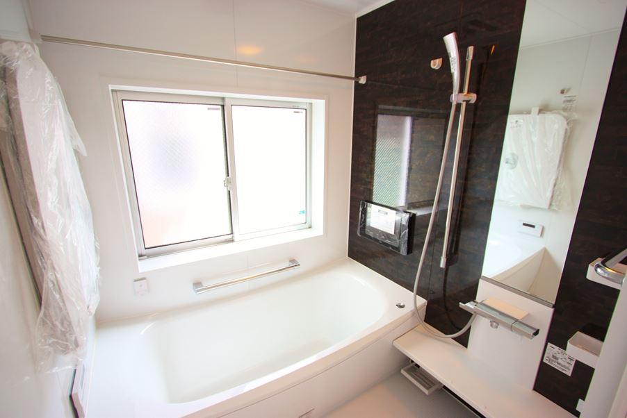 Bathroom. TV with unit bus! Take a large window, Produce a bright space!
