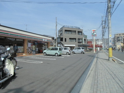 Convenience store. 900m to Seven-Eleven (convenience store)