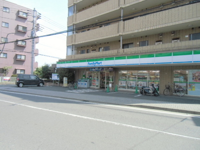 Convenience store. 1000m to Family Mart (convenience store)