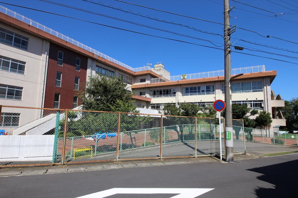 Primary school. 400m to Nagao Elementary School