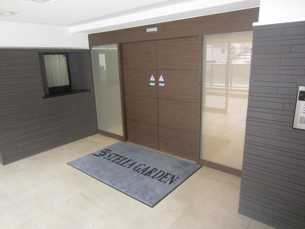 Entrance. Auto-lock equipped