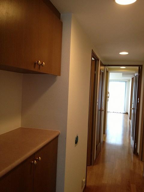 Entrance. Clogs with a box divided into upper and lower the front door.