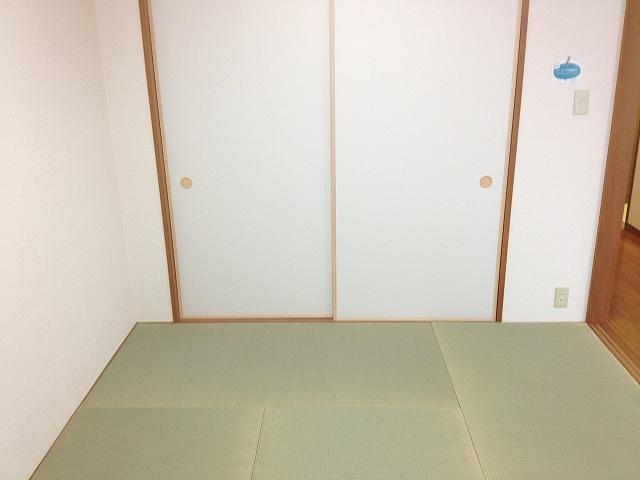 Non-living room. Japanese-style room about 6.4 tatami. Tatami mat is Kawasumi. There closet of storage capacity.