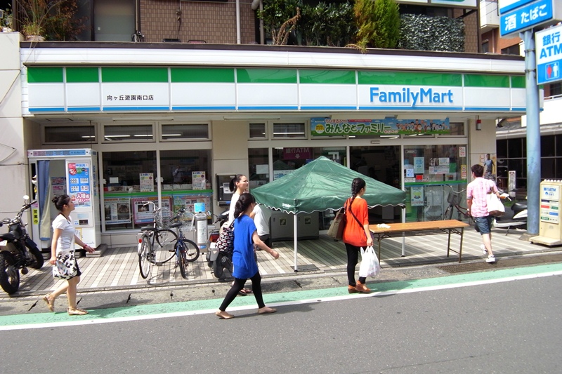 Convenience store. FamilyMart Mukogaoka Amusement south exit shop until the (convenience store) 755m