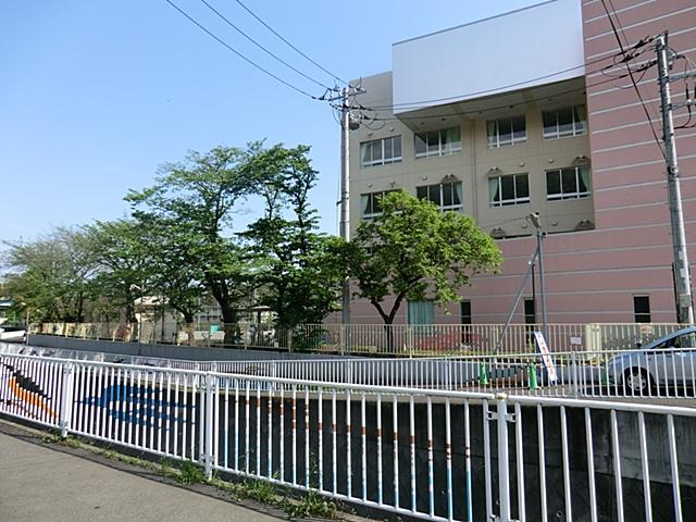 Primary school. 850m school distance is also close to the Kawasaki Municipal Higashiikuta Elementary School, It is safe for families with children of elementary school students come.