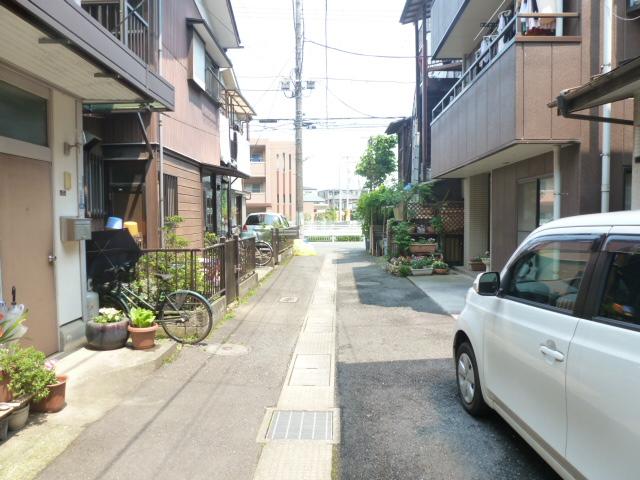 Local photos, including front road. Local (May 2012) shooting