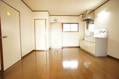 Living and room. Spacious kitchen space, 2-neck is a gas stove can be installed