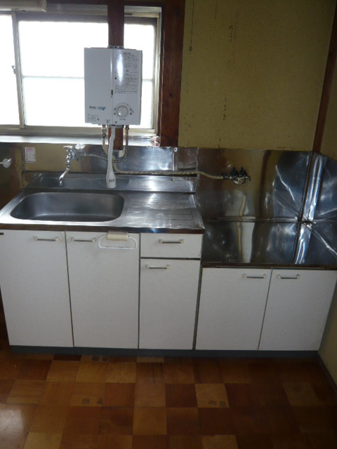 Kitchen. Gas stove can be installed. 