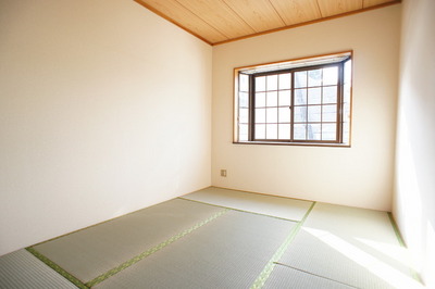 Living and room. Japanese-style room with a bay window